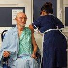 William Shakespeare, segunda persona en vacunarse contra la covid-19.