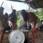 1. Mujeres waorani demostraron cómo elaboran una bebida que consumen diariamente y que les da energía.