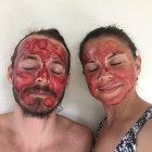 Esta pareja experimentó con las mascarillas de sangre menstrual.