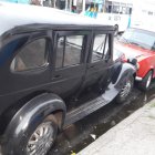 Un Ford de 1934, entre los autos que se exiben en un barrio del Suburbio Oeste de Guayaquil.