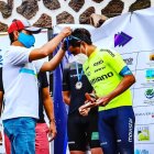Jorge Montenegro, líder del Movistar Team Ecuador, durante la premiación como campeón de la prueba en Galápagos.