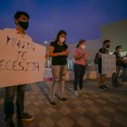 Ciudadanos se acercaron hasta la casa de salud donde fue ingresado el alcalde.