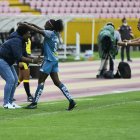 Nicole Charcopa (c) festeja con la entrenadora Wendy Villón (i) tras marcar el primer gol de El Nacional.