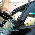 un sujeto vulneró la ventana del vehículo para cometer un robo.