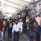 Cerca de la Navidad, las personas recorren el centro, la bahía, por compras.