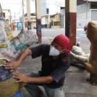 La producción de monigotes no se ha detenido pese a la pandemia. Muchas familias adoran quemarlos con el año viejo.