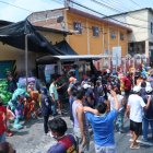 Artesanos y comerciantes reclamando por la nueva medida ante los monigotes.