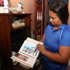 Rita Baque mira fotografías suyas junto a su esposo Lúber, quien falleció durante los primeros días de la pandemia.