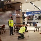 Policías de Criminalística recogían indicios la noche del lunes, en el sitio donde abalearon a Rasquiña.