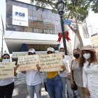 Con carteles en mano, parientes y amigos de Lisbeth Baquerizo pidieron justicia por su muerte.