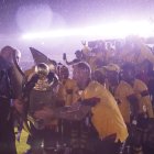 Antes de la premiación de Barcelona, las luminarias del estadio Casa Blanca se apagaron.