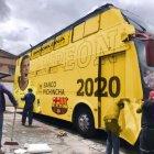 Los hinchas de Barcelona 'encamaron' con la foto del bus de Liga de Quito.