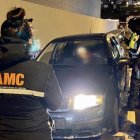 Hombre fue multado por orinar en la calle.