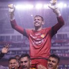 El héroe del partido, Javier Burrai sobre los hombros de sus compañeros.