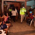 Dentro del lugar se halló a varias trabajadoras sexuales y a clientes.