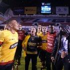 El festejo de los toreros tras ganar la estrella 16, al imponerse en penales a Liga de Quito en el estadio Rodrigo Paz.