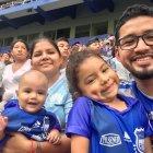 Miguel Rodríguez (d) junto a su esposa María Fernanda Cevallos (i) y sus hijos Mía Samantha y Miguel Saúl, en el estadio George Capwell.