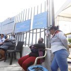 La hermana de Alexandra Zavala (pantalón rojo) está internada en el hospital del Guasmo.