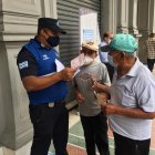 Dos adultos mayores eran orientados por un guardia municipal esta mañana.