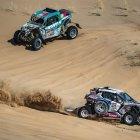 El auto que maneja el tricolor (d) durante el recorrido por las dunas del desierto de Arabia  Saudita, en la segunda jornada del Dakar.