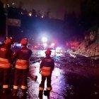 El Cuerpo de Bomberos de Quito atiende la emergencia.