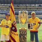 Los socios del ídolo sacando pecho del trofeo de campeón de LigaPro 2020.