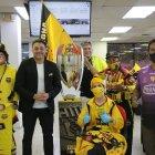 Trulito, Alfaro Moreno, David Cunalata,  Kendy Plaza, Miguel Arana y Patricio Plaza con el trofeo de Barcelona en EXTRA. 
PERIODISTA : JERSON RUIZ 

FECHA : 06/01/2021 

Agencia (ag-extra)