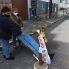 En la calle Don Bosco, del barrio La Tola, los vecinos colocaron un palo con cintas para prevenir a conductores y peatones.