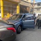 El auto en el que escapaban los pillos se estrelló con otro automotor estacionado y hasta allí llegaron.