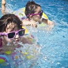 En fiestas o días de relax junto a una piscina, es fácil distraerse. Por eso asigna a alguien de tu confianza para que esté pendiente de los niños.