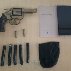 El arma, celulares y droga incautada a las féminas.