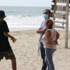 Los familiares esperan al pie del mar que aparezca el cuerpo de Manuel Neira Ávila.