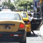 Este tipo de acto criminal suele cometerse, generalmente, durante carreras de taxis. Por eso es importante abordar unidades regularizadas.
