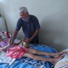 Ulpiano todos los días le hace su terapia a la ‘morocha’, pues no cuentan con terapista físico. Estos ejercicios ayudan a que los músculos de su esposa no se tornen rígidos.