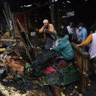 Los comerciantes afectados continúan limpiando la zona.