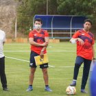 El presidente de Delfín, José Delgado (i), presentó al estretega ecuatoriano Paúl Vélez (d).