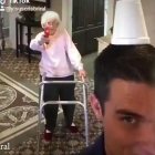 Abuelita aún tiene puntería.