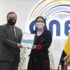 Diana Atamaint recibió el protocolo de Bio seguridad para las próximas elecciones por parte de Juan Zapata.