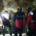 Momento en que los bomberos realizaban el rescate.