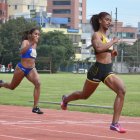 Anahí Suárez (d), a su corta edad, le saca ventaja a sus rivales en los 100 y 200 metros planos.