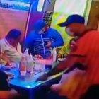 Momentos en que los delincuentes asaltan a la familia de Chamba en un comedor del centro de la ciudad.