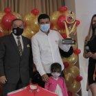 Richard Carapaz con el premio como mejor deportista de 2020, entregado por la Asociación de Periodistas Deportivos de Pichincha.