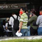 Los usuarios hacen largas filas para realizar el trámite en la matriz del Registro Civil.