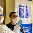 El lateral derecho Byron Castillo durante la prueba de hisopado de Covid-19.