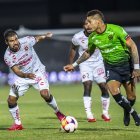 Junior Sornoza (i), de los Xolos de Tijuana, jugó hasta los 80 minutos.
