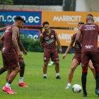 Barcelona trabajó ayer con lluvia en el estadio Monumental. Matías Oyola arreglaría hoy con el Idolo