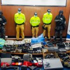 Los agentes allanaron cinco domicilios y hallaron las piezas de autos desmantelados.