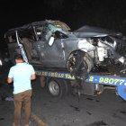 Todos los ocupantes de esta furgoneta murieron después que se salió del carril y se volcó por unos 30 metros de una pendiente.