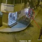 El sujeto merodea por el lugar. Luego trepa al poste.