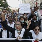 Manifestantes de Paskitán protestan contra una violación,